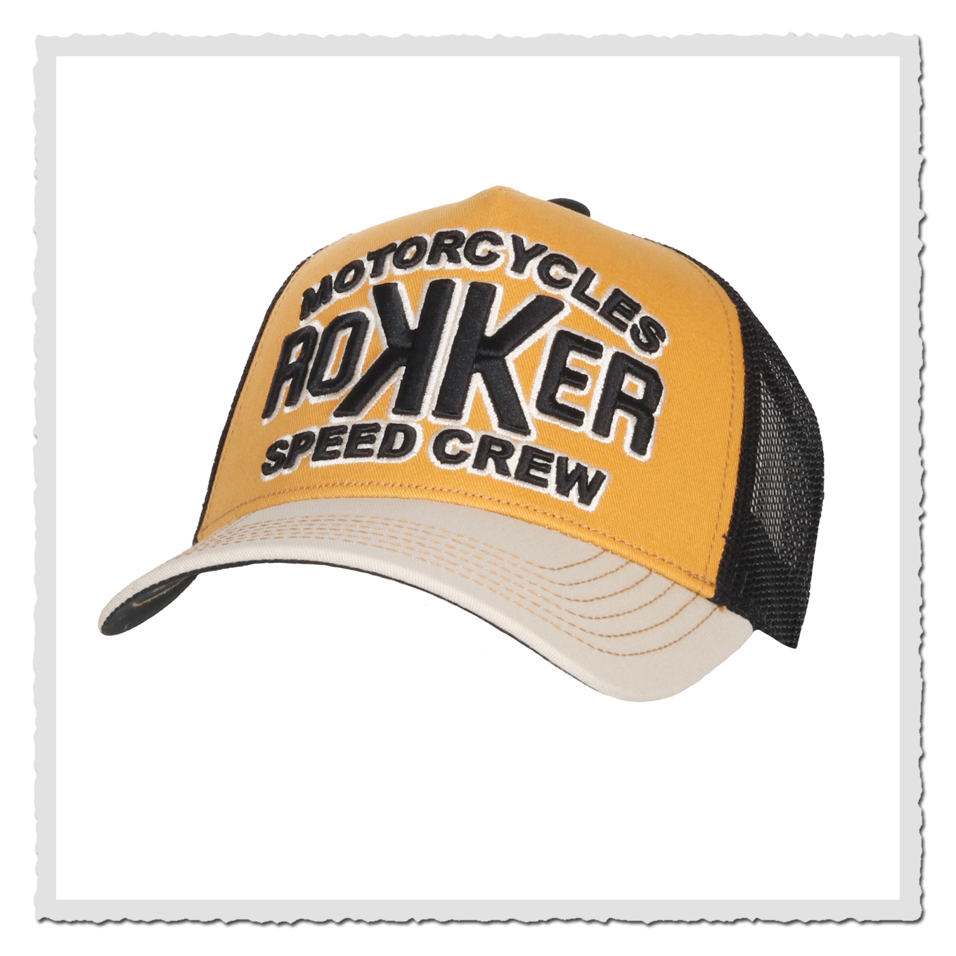 Freigestellte Trucker-Cap in Sand, Creme und Schwarz, schräg von vorne, schwarzes Mesh hinten, weißer Hintergrund.